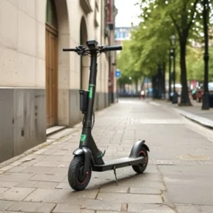 Mitten auf einem Gehweg steht ein abgestellter E-Scooter